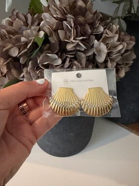 Shell earrings